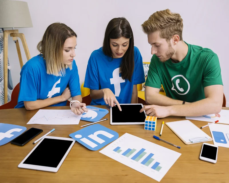 team-social-media
